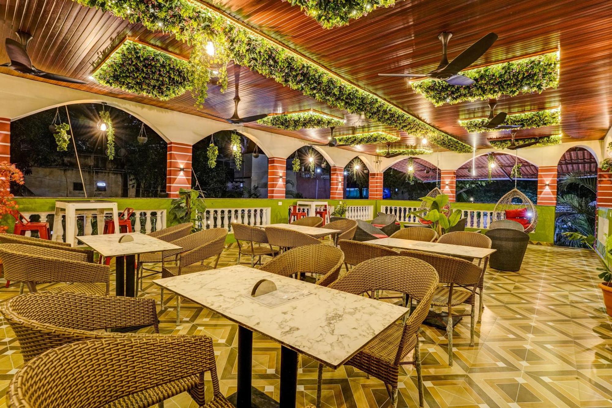 Collection O Palm Springs Beach Resort Mumbai  Buitenkant foto